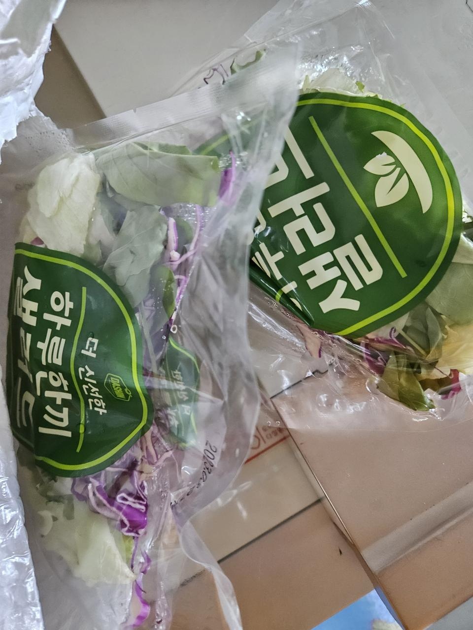 냉장공0 보관해놓고 먹고있어요~~ 나의 초애 야채..  한번에 여러종류의 야채를 먹을수있어 더 좋은것같아요...