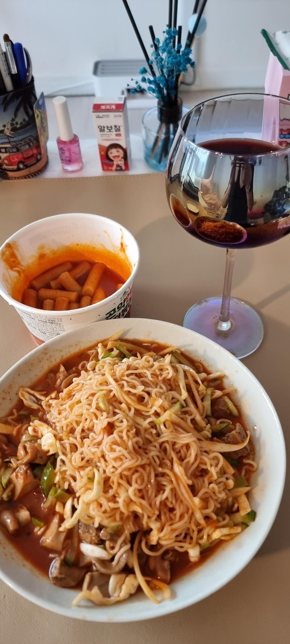 다이어트식이 맞네요~ 
양도 적고 어묵도 없어서 이것저것 추가해야 먹은거 같을듯합니다,,,
전 다이어터가 ...