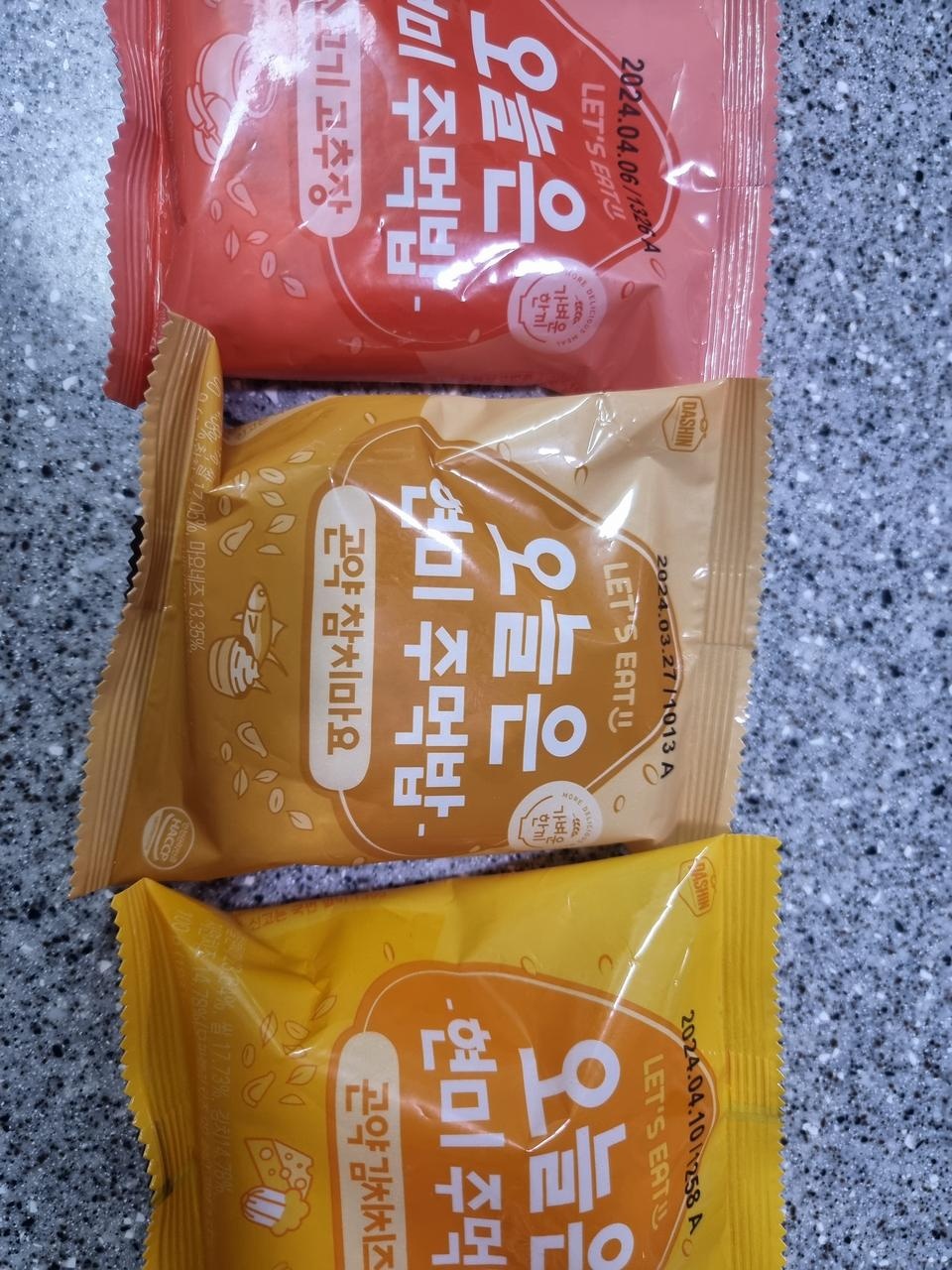 주먹밥 유랑민인데 다신샵 것도 맛있습니다. 현미가 들어서 탄수화물 부담이 살짝 적어요. 재료도 많이 들어...