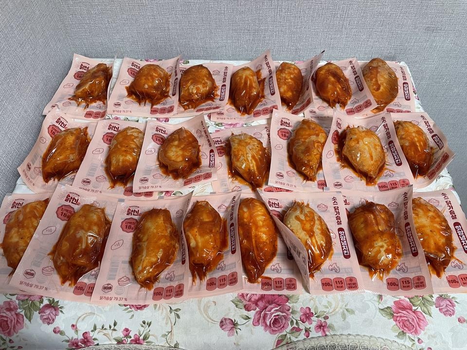 이렇게 맛있는 닭가슴살은 처음이에요!
그 중에서도 핫양념치킨 맛이 최고에요!!ㅎㅎ
진짜 매콤한 양념치킨 ...