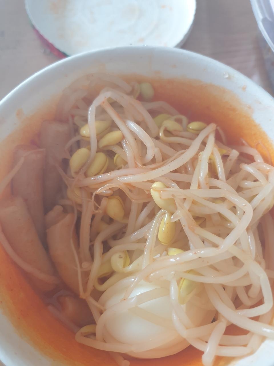 떡을 좀 불려서 익은오뎅  넣고  달갈.콩나물 넣어서 다이어터 먹었네요.맛은 췩오