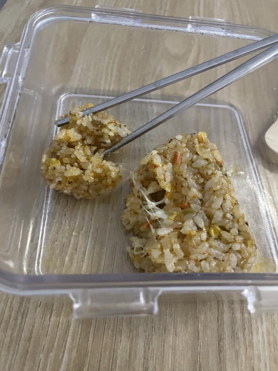 내용물이 적어서 아쉽긴한데 밥 알갱이 자체도 맛있어요 편의점 삼각김밥보다 맛있어요 ㅎㅎ 꼭 다이어트 아...