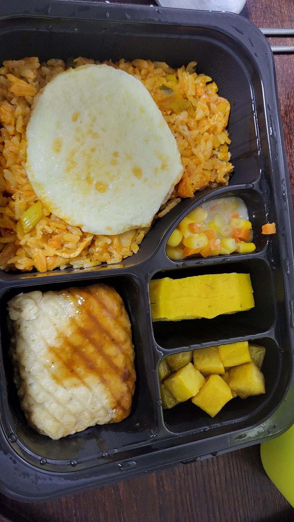 다이어트 도시락인데도 맛있고 든든해요^^ 뭔가 모자르다 싶을 땐 스리라차 소스 뿌려먹어요 재구매 의사 있...