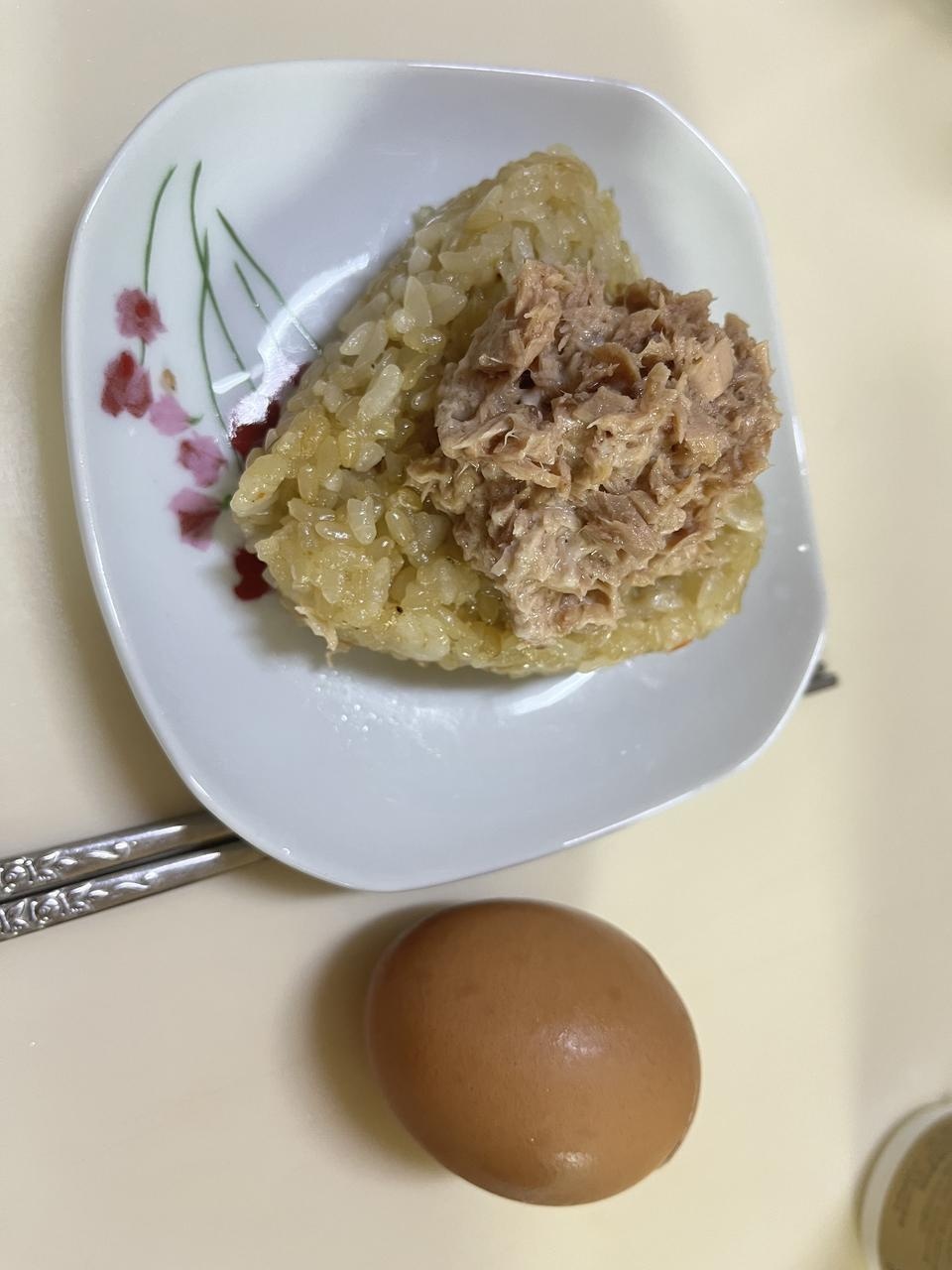 고추참치는 싱겁고 참치마요가 존맛이에요
참치마요 위에는 참치마요 더 올려서 먹었움 굿굿
하나만 먹으면 ...
