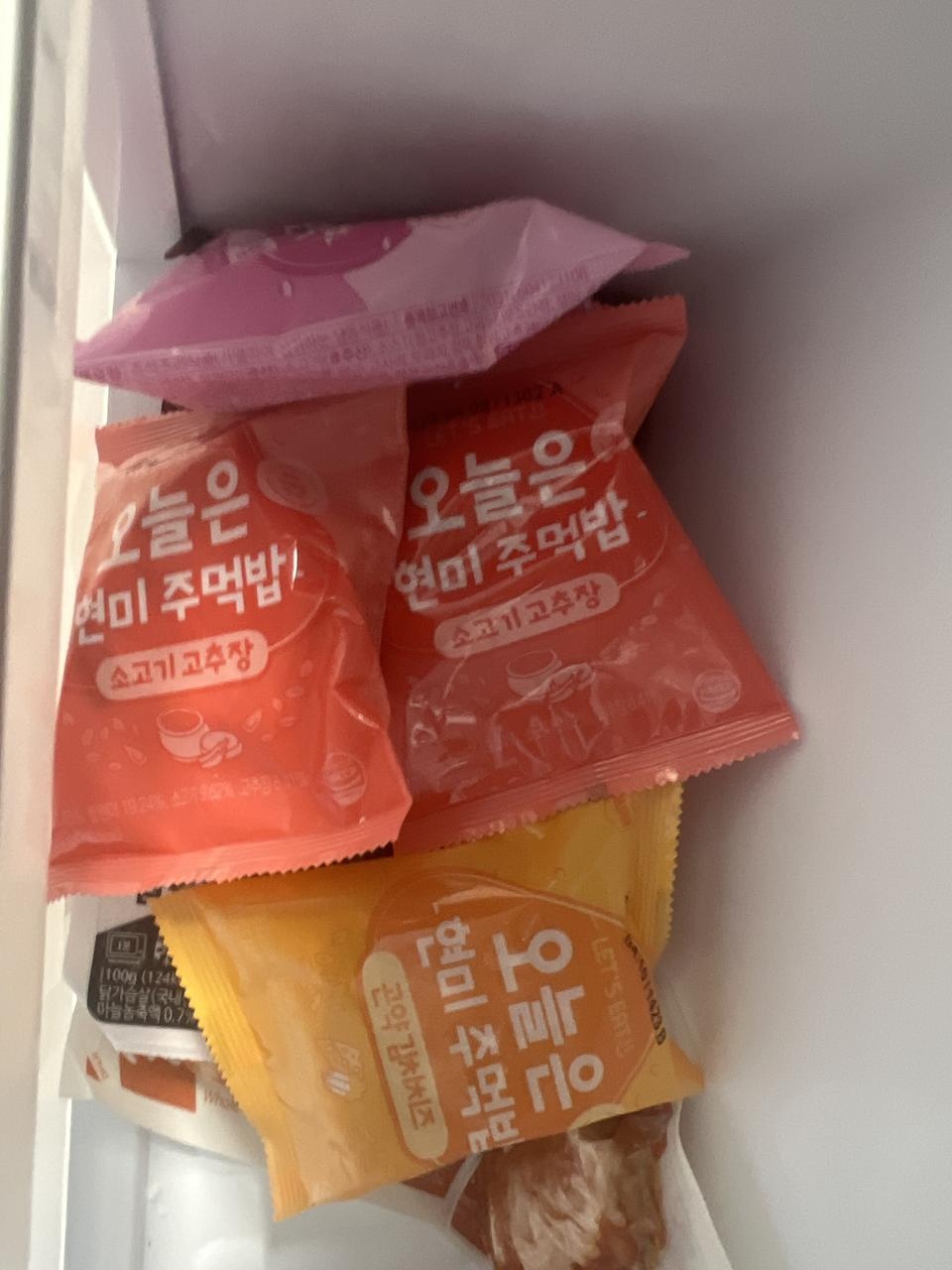 절반 먹고 남기는 후기입니다 진짜 맛있어요..
일단 내용물은 사진보단 조금 부실하지만 밥의 질이 너무 좋...