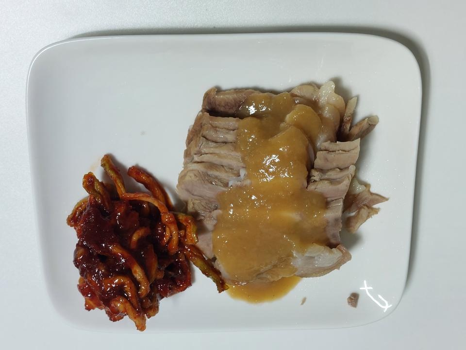 무김치 달짝지근 맛있네요. 보쌈이랑 같이먹기엔 좀 많아요. 덜어드시길~