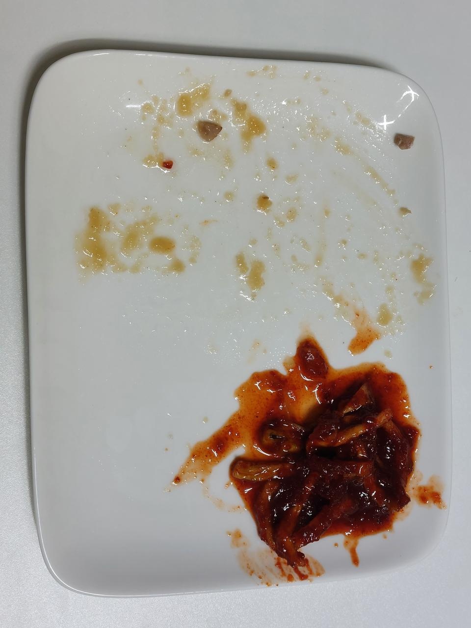 무김치 달짝지근 맛있네요. 보쌈이랑 같이먹기엔 좀 많아요. 덜어드시길~
