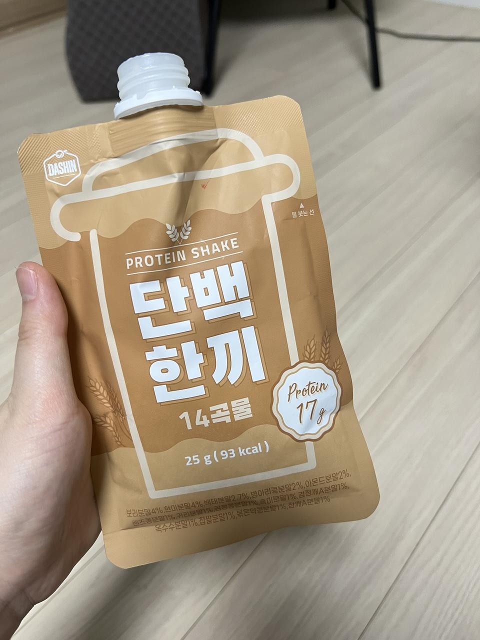 일단 지금 곡물맛만 우유에다 먹어봤는데 맛있진 않아요ㅠ 다음엔 물에 먹어보구 다른것도 먹어봐야겠어요