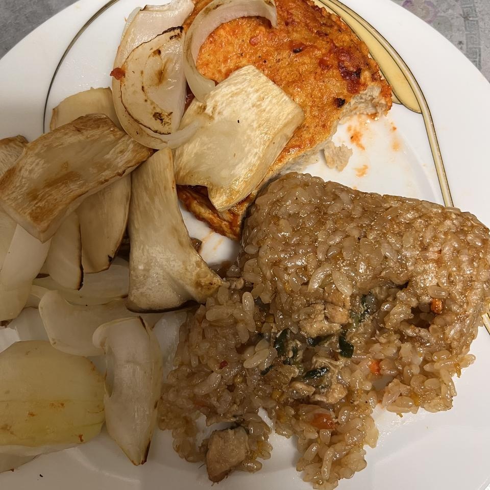닭가슴살 처음으로 내돈내산 해봤는데 맛있네요 소스도 맛있어요. 양파랑 버섯 구워서 같이 먹으니 더 맛있...