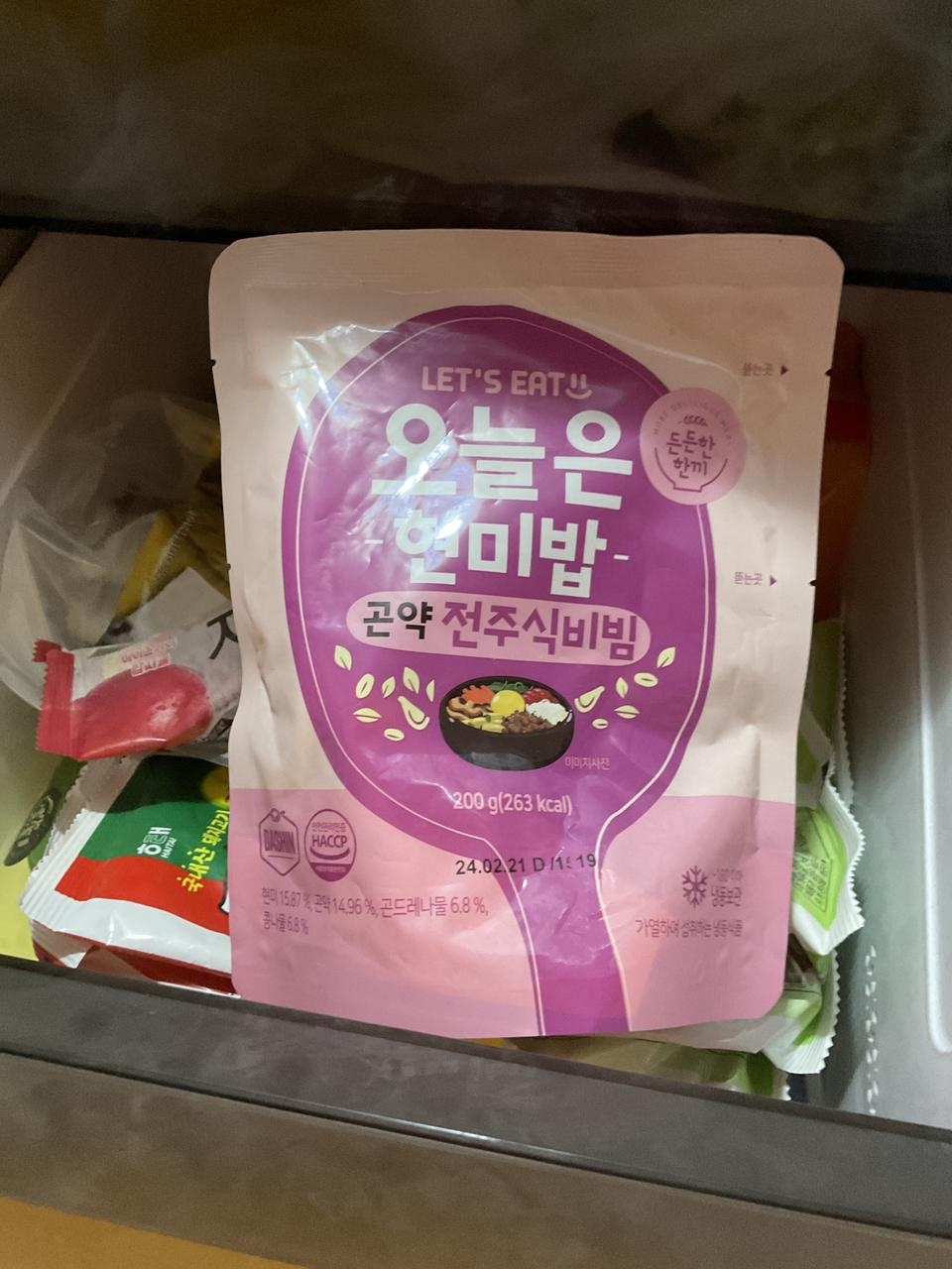 괜찮아요 맛있어요 양념좀 된거는 그냥 먹고
좀 심심한거는 스리라차 소스에 비벼먹어요
한번씩 밥없을때 먹...