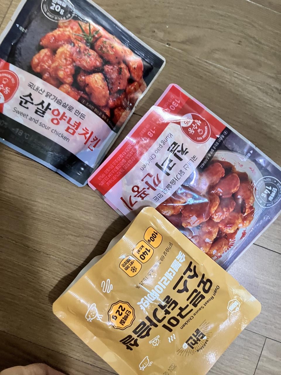 1인분씩 소분되고 조각으로 잘라 조리되어 있어 해동시간이 짧고 양념이 맛있어요.
단 양념만큼 칼로리는 높...
