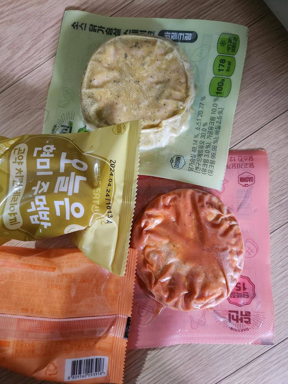 항상 쟁여둡니다 비상식처럼 간식이나 밥대용으로 먹기좋아요 맛도있구요