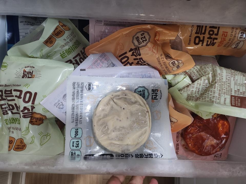 꾸준히 먹고있어요 닭가슴살만 먹다 토스트 해먹으니 이 스테이크가 훨 편해서 이것만 맛별로 사봤어요 금방...