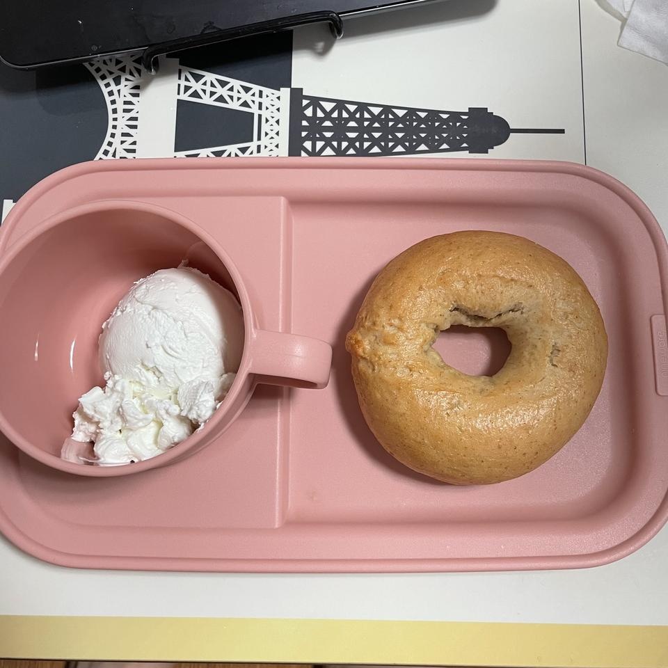 베이글 맛있어요 다먹으면 또 살듯 블루베리랑 플레인 두개 샀는데 둘다 맛있네요