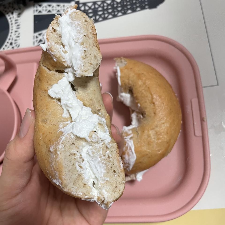 베이글 맛있어요 다먹으면 또 살듯 블루베리랑 플레인 두개 샀는데 둘다 맛있네요