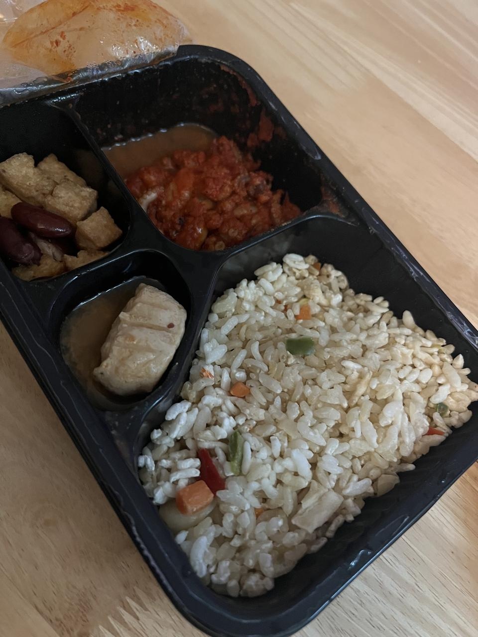 칼로리도 괜찮고 만족스러워요. 짭짤해서 맛있네요.