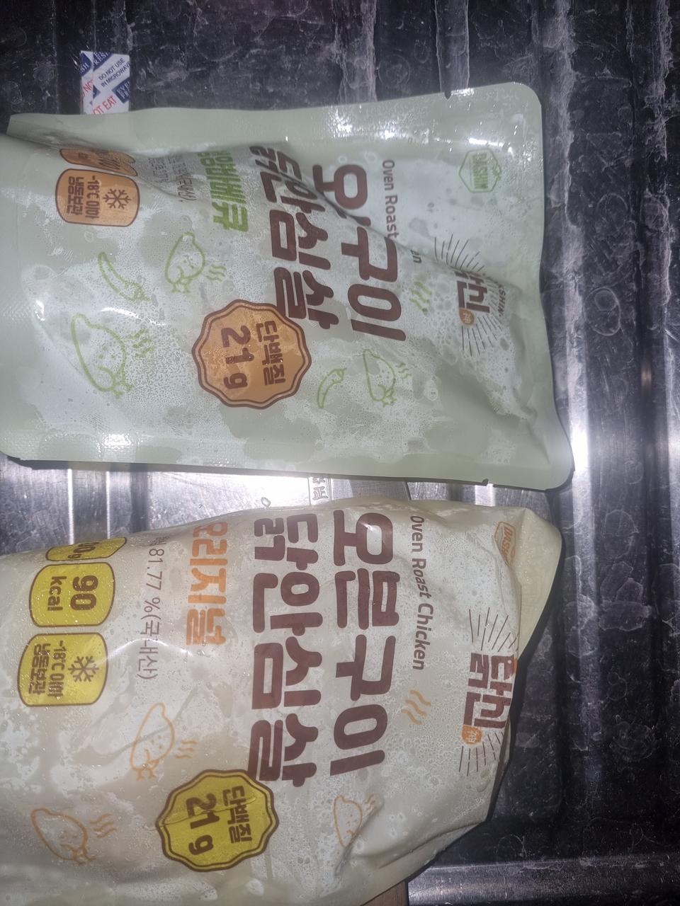 닭가슴살처럼 뻑뻑하지도않고 쫄깃한게 맛있습니다
조리도 간편한게 냉동상태로 전자랜지2분정도돌리면 먹을...