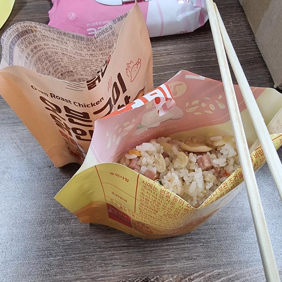 현미밥은 처음 시켜봤는데 맛있어요!