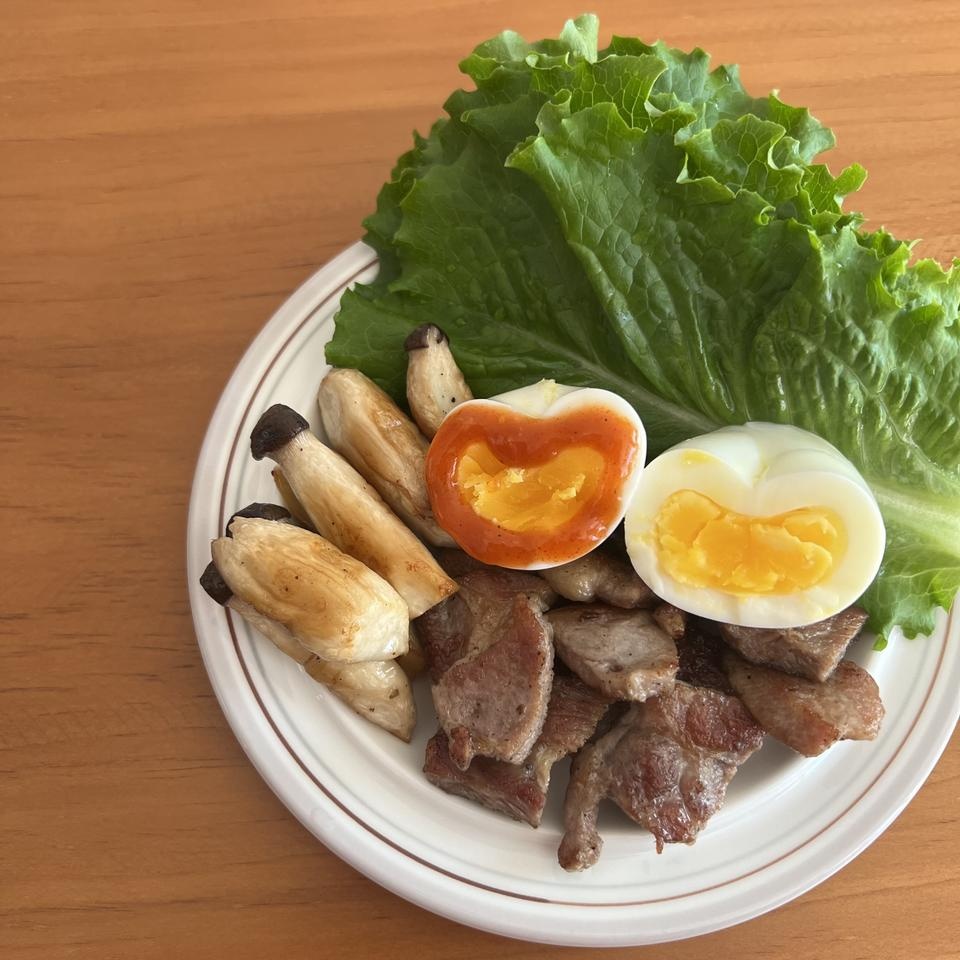 저칼로리 소스 중 양념치킨 맛 소스라니 ~~ 
목살 찍어 먹으면 극락행~~계란이랑도 이렇게나 잘 어울릴 일이...