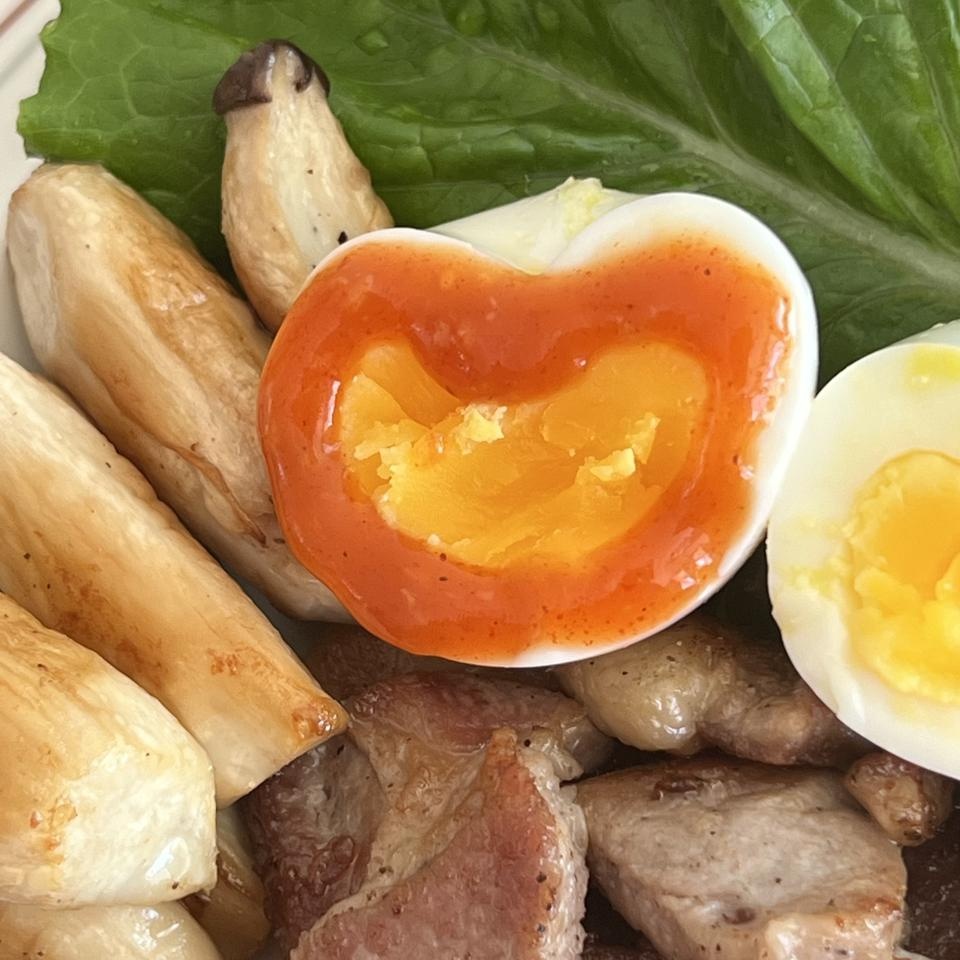 저칼로리 소스 중 양념치킨 맛 소스라니 ~~ 
목살 찍어 먹으면 극락행~~계란이랑도 이렇게나 잘 어울릴 일이...