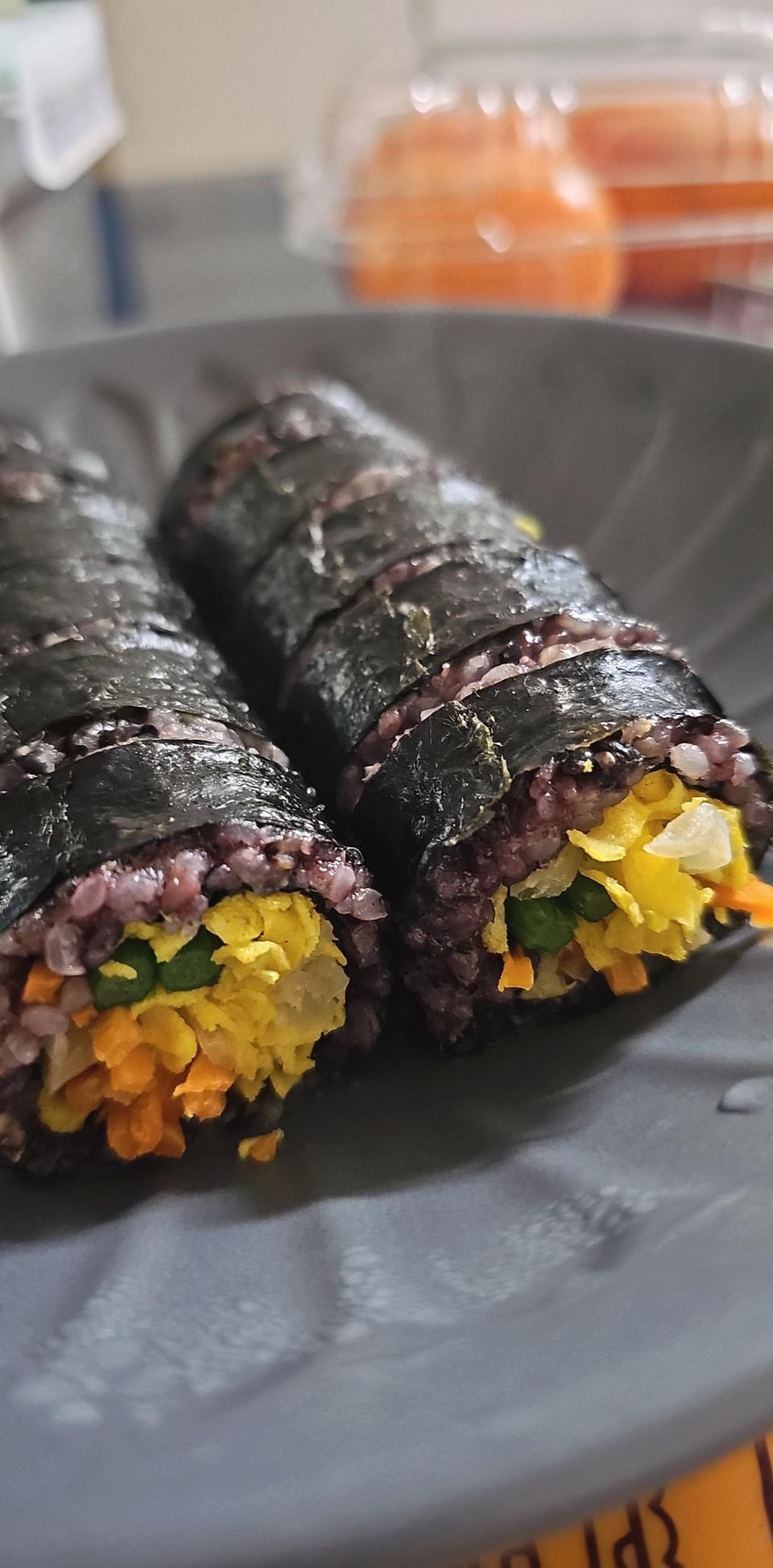 먹기 간편하고 맛있어요. 김밥 사이즈는 작아요.