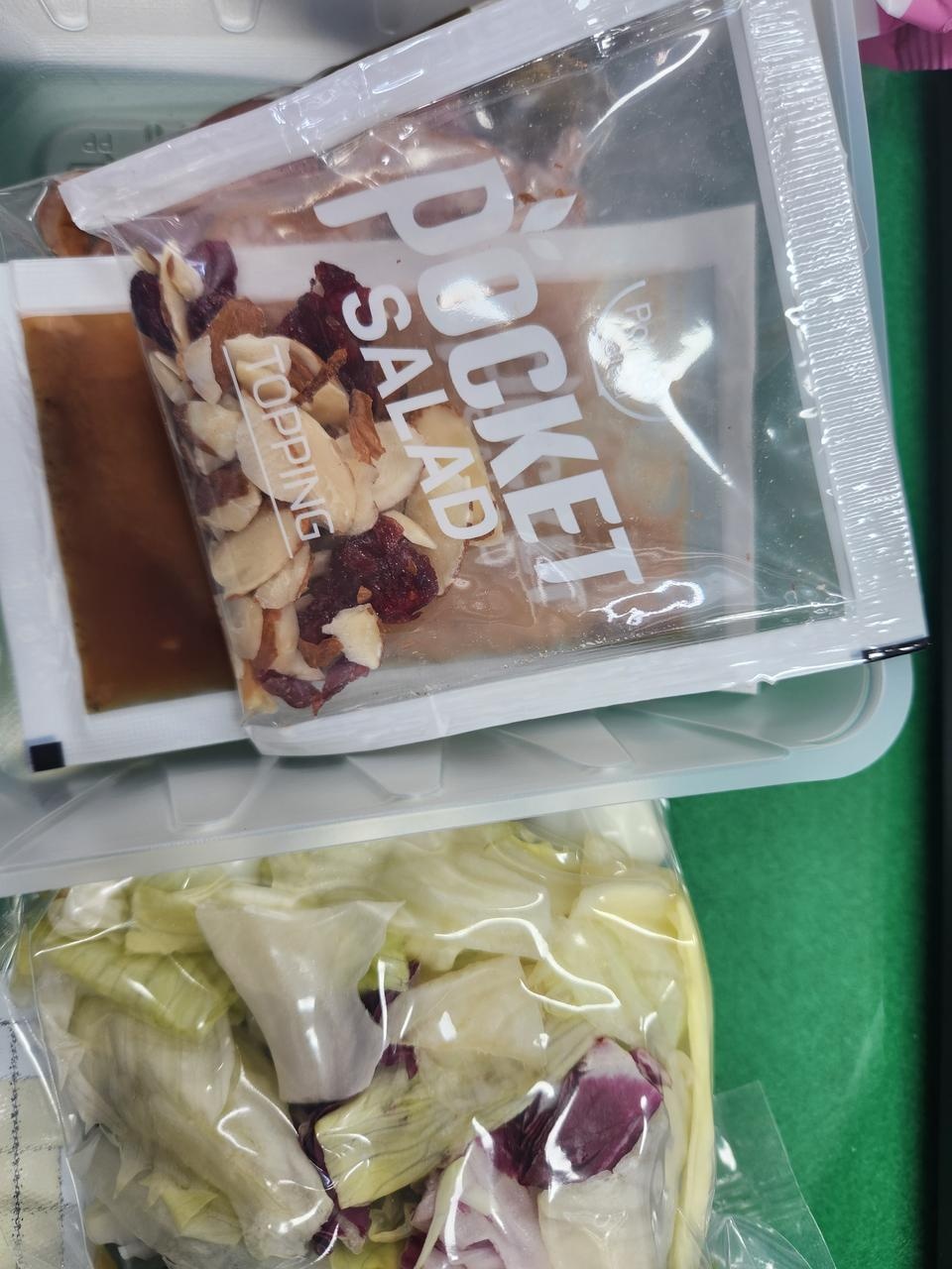 깔끔한 개별 포장으로 야채도 신선하며 같이 곁들이 소스와 견과 및 오리고기등 ..정말 맘에 듭니다. 맛도 ...