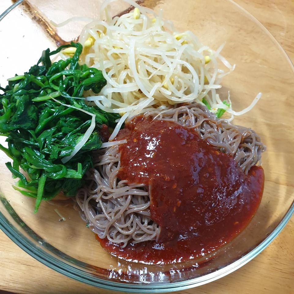 전말 속세의 맛이 나요 
냉털할 겸 콩나물 부추 데쳐서 같이 먹으니 
정말 배부르고 맛있어요 
싱겁게 드시...