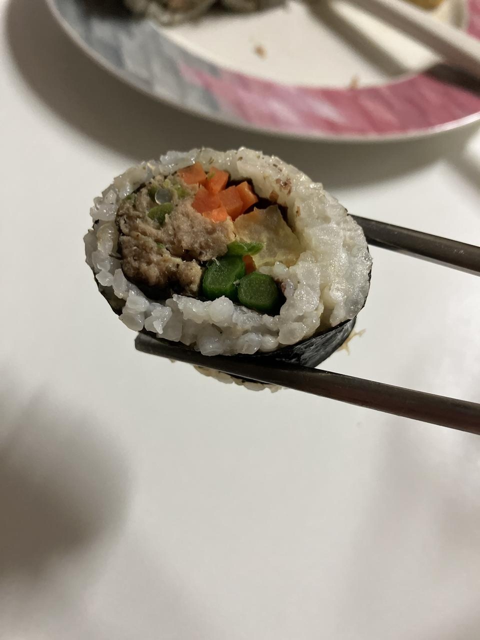 김밥을 데워먹으면 김 비린맛이 날까 싶었는데 생각보다 많이 괜찮네요?