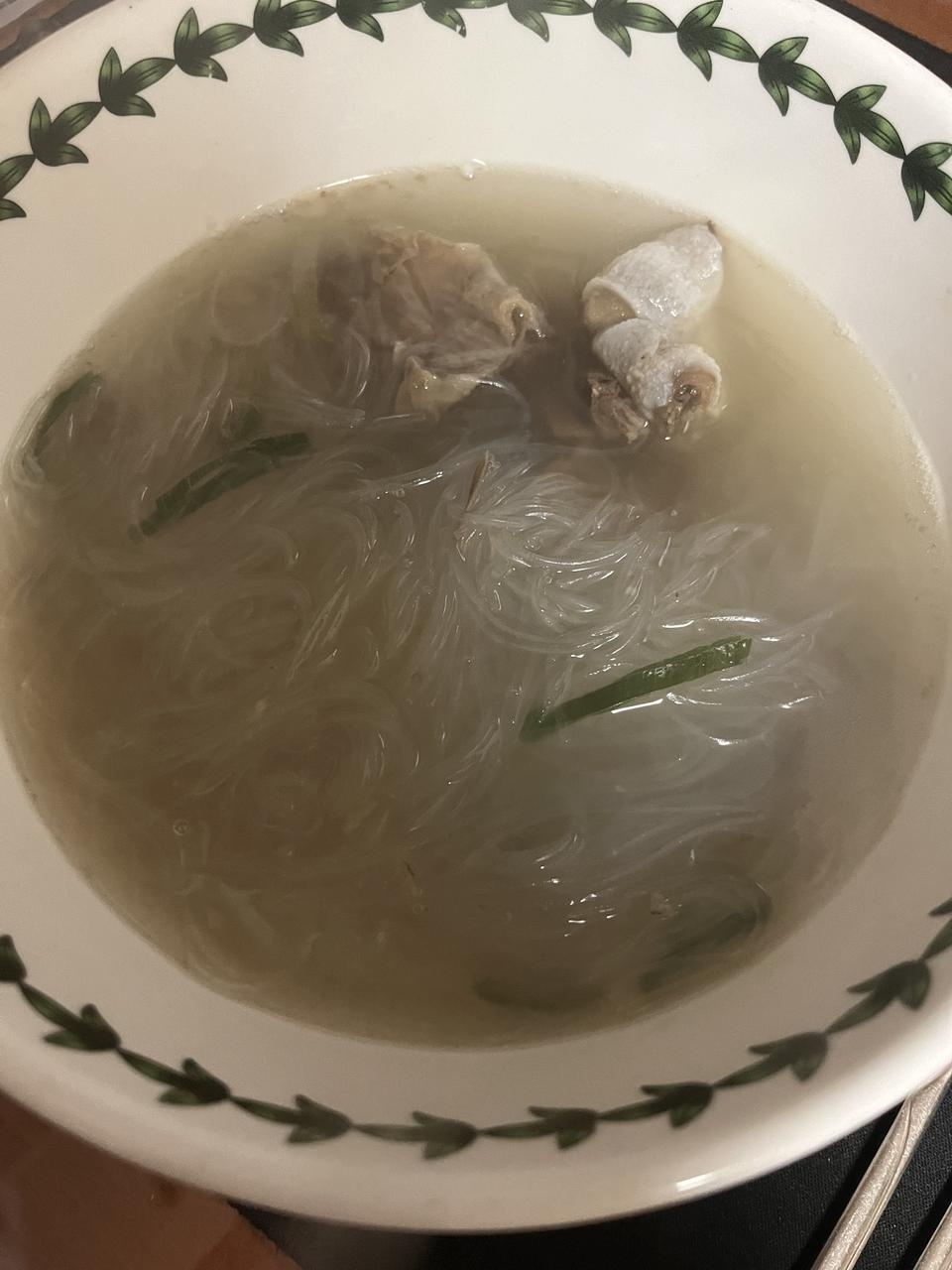 짱 맛있어요 이게 139칼로리라니 걍 갈비탕 맛이고 녹두면 같이 사서 넣어 먹었는데 짱 든든허네이