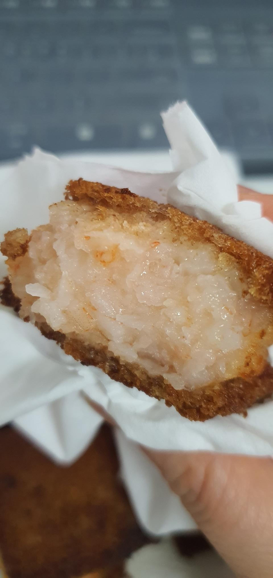 헐..대박입니다. 
중국집서 먹는 멘보샤보다 새우함유량이 더 꽉찬것 같아요.
빵도 얇아서 좋구요