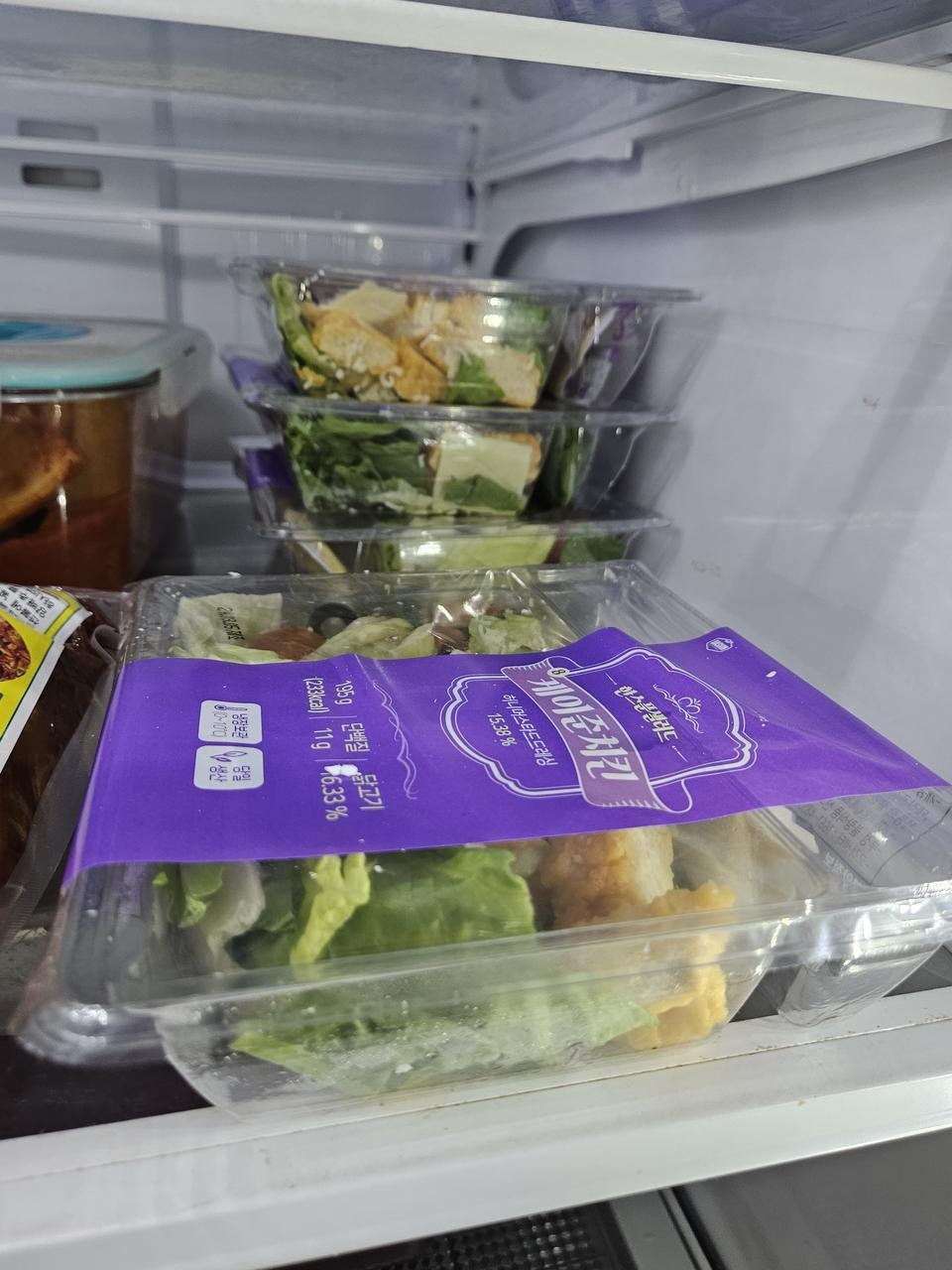 샐러드가 생각보다 맛있고 포두부 맛나요ㅋ
좀 모자를때는 닭가슴살 한덩이 정도 더먹구있어요
