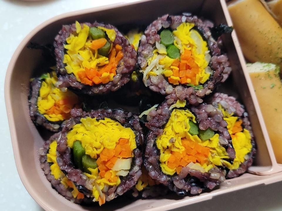 회사에 도시락 싸고 다니는데 솔직히 매번 싸기 너무 귀찮거든요....ㅎ 그래서 냉동 곤약 볶음밥을 주로 먹...