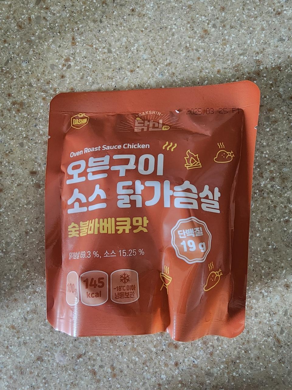 크게 기대안했는데 생각보다 맛있어서 놀랐어요. 배송 빠르고 튼튼하게 왔고 재구매의사있습니다~~