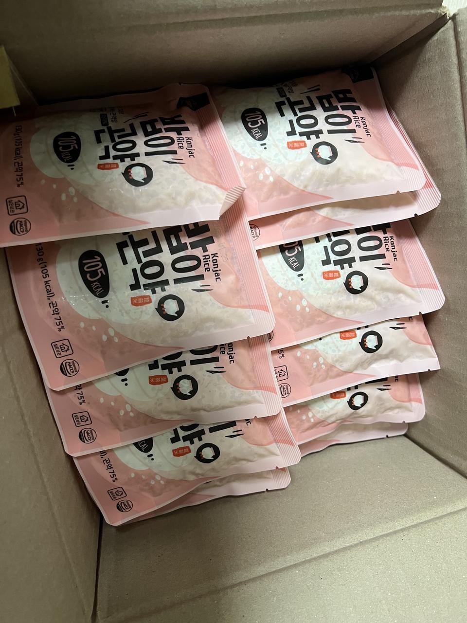 곤약밥은 처음 먹어보는데 현미밥이랑 모양새나 식감이나 똑같아요 현미밥보다 더 찰져요 맛있어요