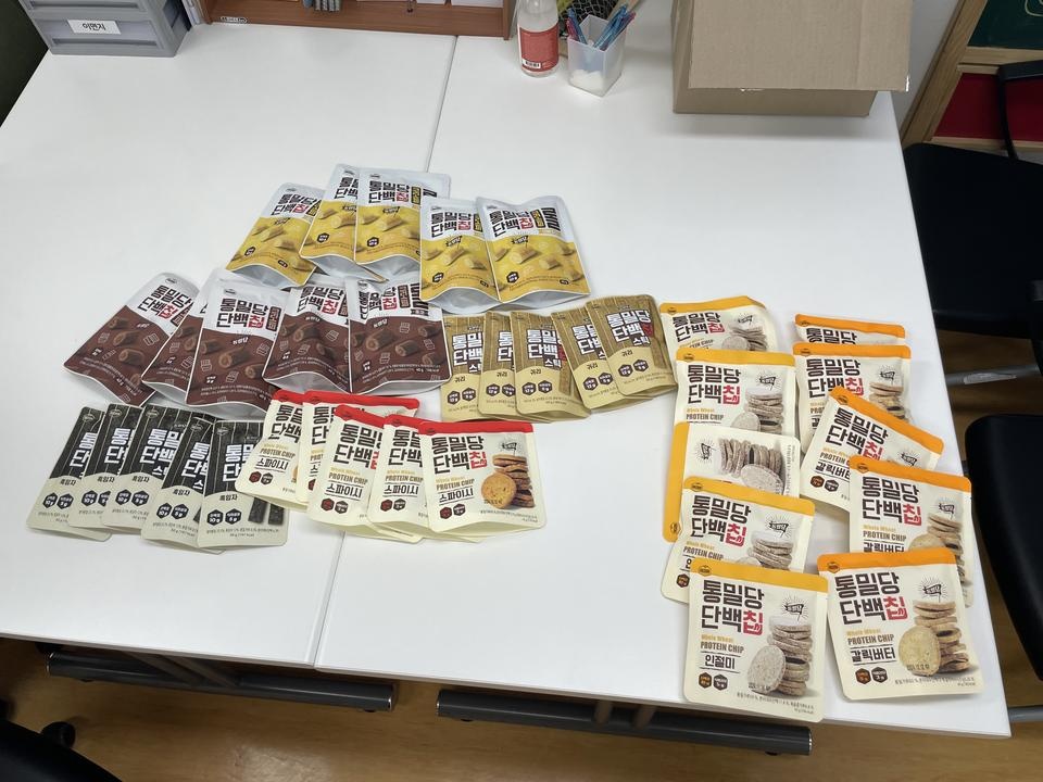 골고루 시켜봤는데
칩종류는 좀 단단해요
입이 심심할때 좋은데... 이가 약하신분은 고려해봐야 할듯요
