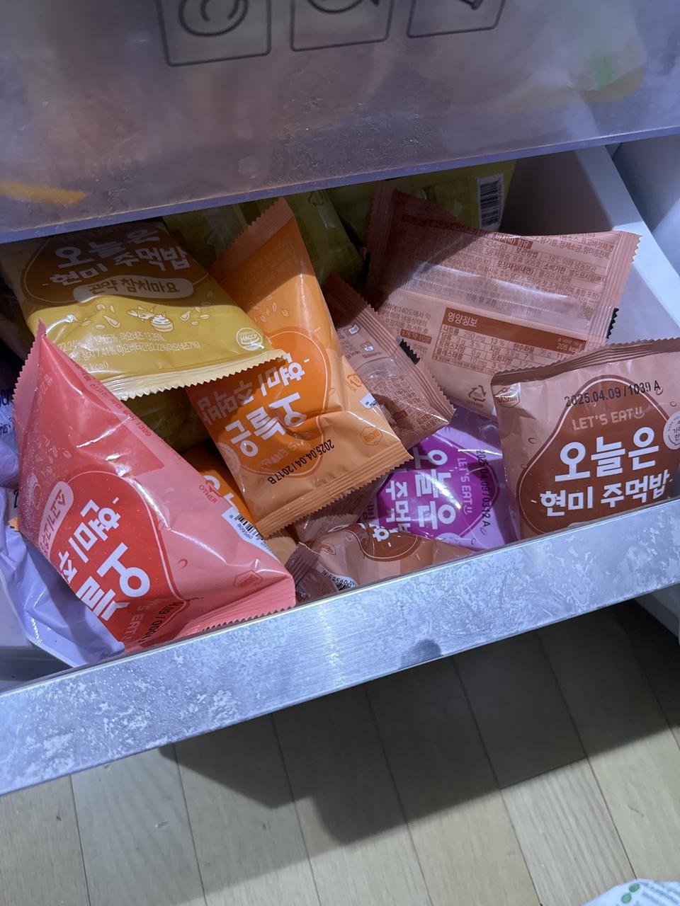 다양한 맛에 가벼운 칼로리라 좋아요
냉동실 가득 쟁여놨어요