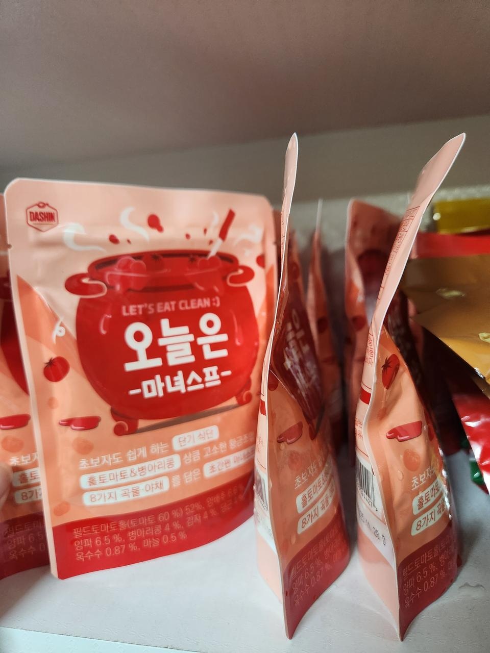 아직 안먹어 봤는데, 후기들이 좋네요
뒤 유효기간 적혀있는곳에 주황색 안지워지는 얼룩이 있긴하네요. 왜...