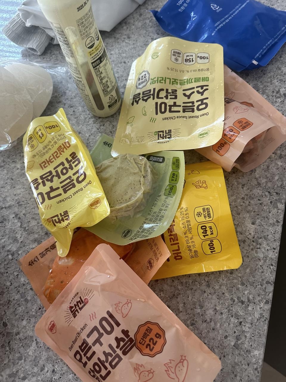 배송은 빠름 편이며 맛별로 다먹어보고 괜찮느면 추가구매하려함
기대이상으로 부드러웠으며 맛도괜참ㅅ은편