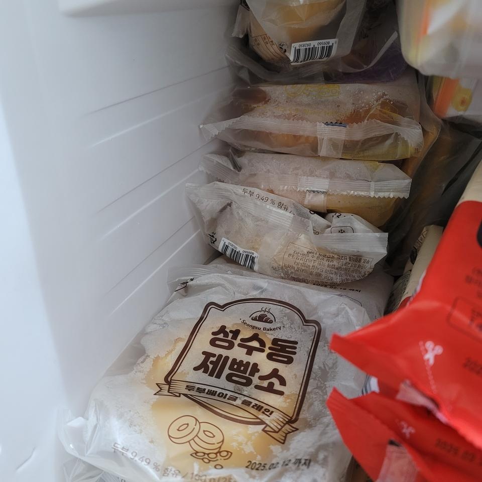 오자마자 3개 뜯어 먹었어요
해동하고 그냥 먹어도 맛있고 전자렌지 돌리거나 에프에 돌려먹으면 진짜 쫀득...