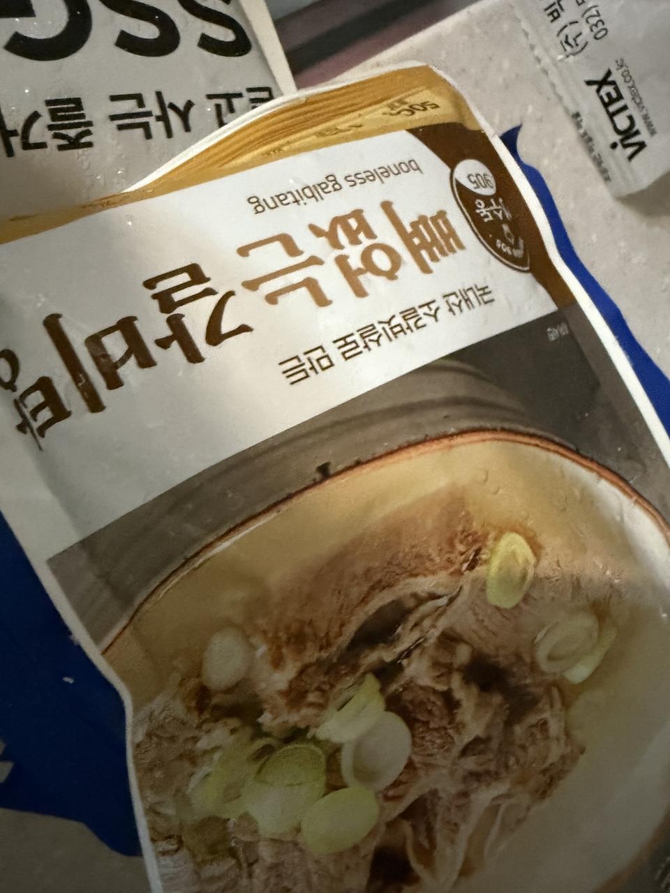 우선 파손 없이 받았어요. 맛있으면 재주문하겠습니다