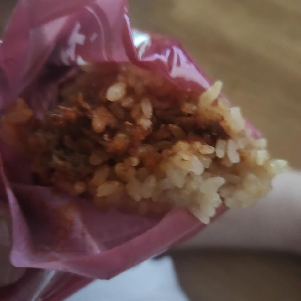 밥이 쫀득하니 찰진 누릉지고 안에 내용물 실합니다