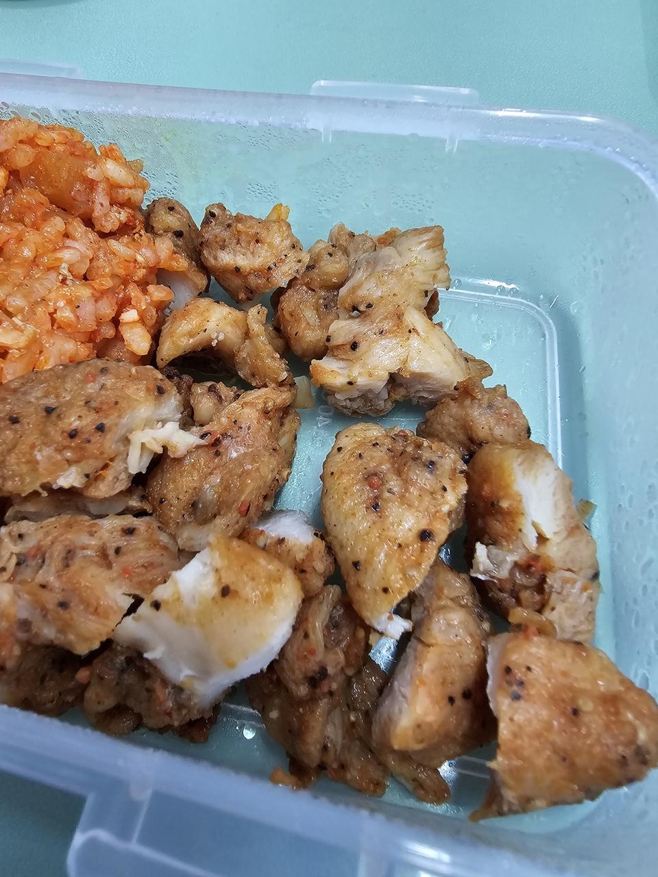 처음 시켜보는데 닭다리살처럼 부드럽지는 않네요