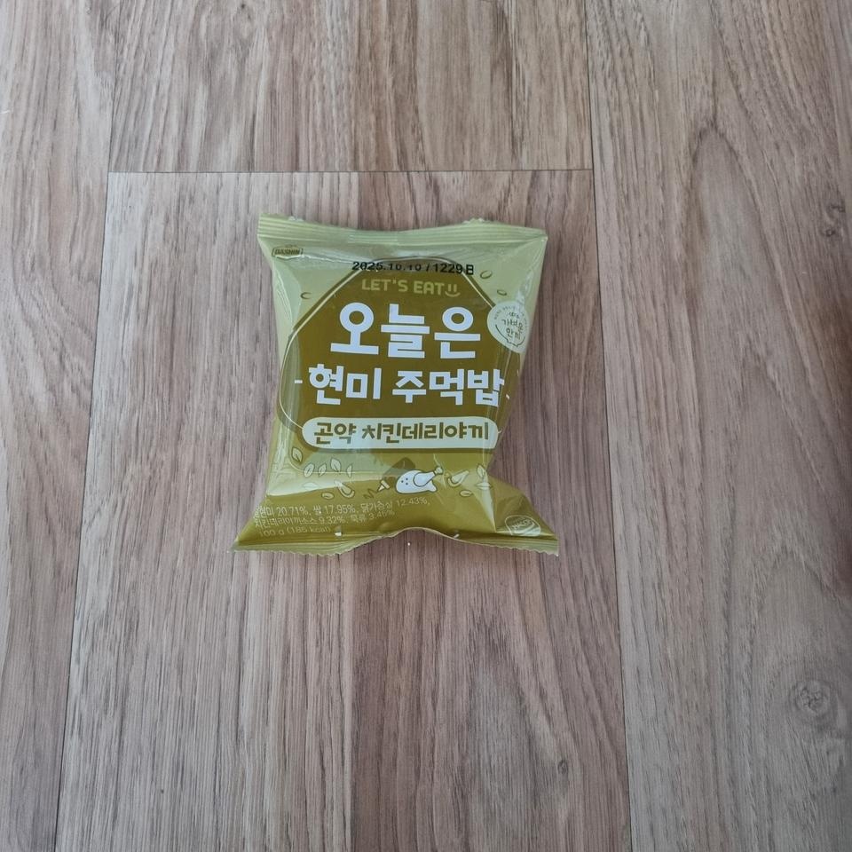 밥 먹기 귀찮을때 간단하게 먹기 좋네요^^ 
전 하나로는 양이 안차서 두개먹었는데 제 입맛에는 좀 싱거운편...