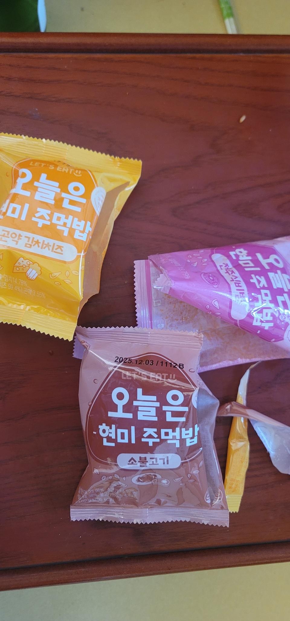 배송도 빠르고 기대없이 먹었는데 맛있습니다  한번에 여러게먹을 만큼맛은좋습니다