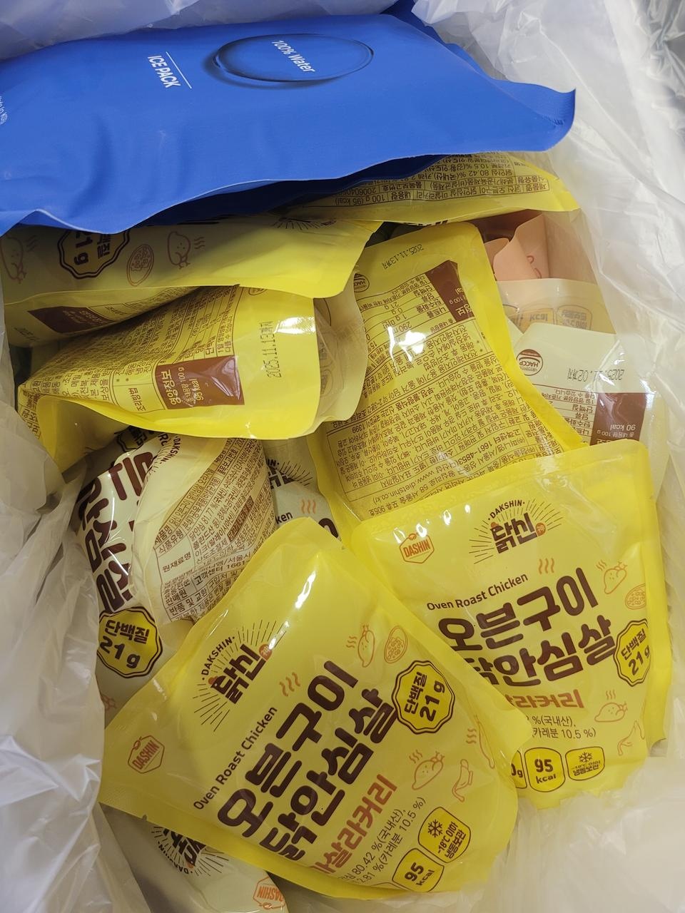 배송 엄청 빠릅니다~여러가지 맛 볼수 있어서 좋아요 ㅎㅎ 이거 다 먹으면 소스있는 것도 주문할까해요 ㅎㅎ...