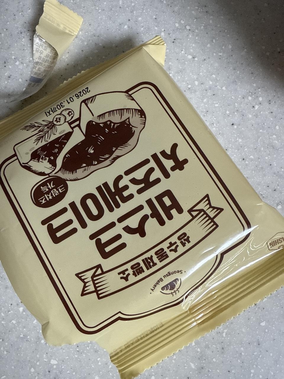 맛있어요 ! 그냥 일반 치즈케잌같아요