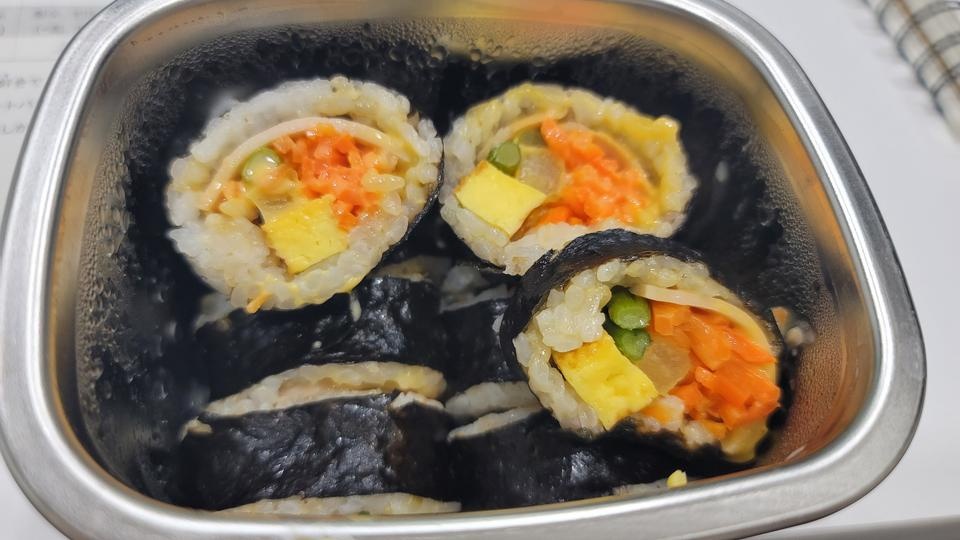아침에 전자렌지 3분 돌리고 식혀서 도시락에 가져가요..  보통의 김밥 보다 훨씬 맛나고 좋아요