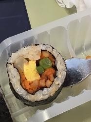 포장도 꼼꽁히 오고 맛도 좋습니다.
다만 이런종류 김밥은 처음사봐서 
전자렌지에 해동으로 돌렸더니 넘차...