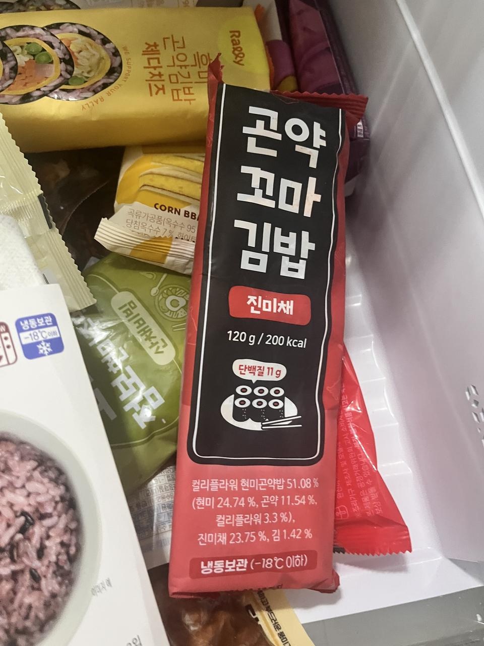 여기 브랜드 김밥을 자주 먹었는데, 이 맛이 가장 자극적이고 맛있는 거 같애요 양도 컵누들 같은거랑 하나 ...