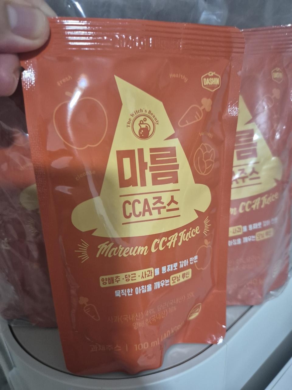 요즘 몸이 무거운느낌이라 여름오기전이 식단 조여줄겸 변비에도 좋다는 cca 주스 구매했어요 ~ 
전부터 궁...